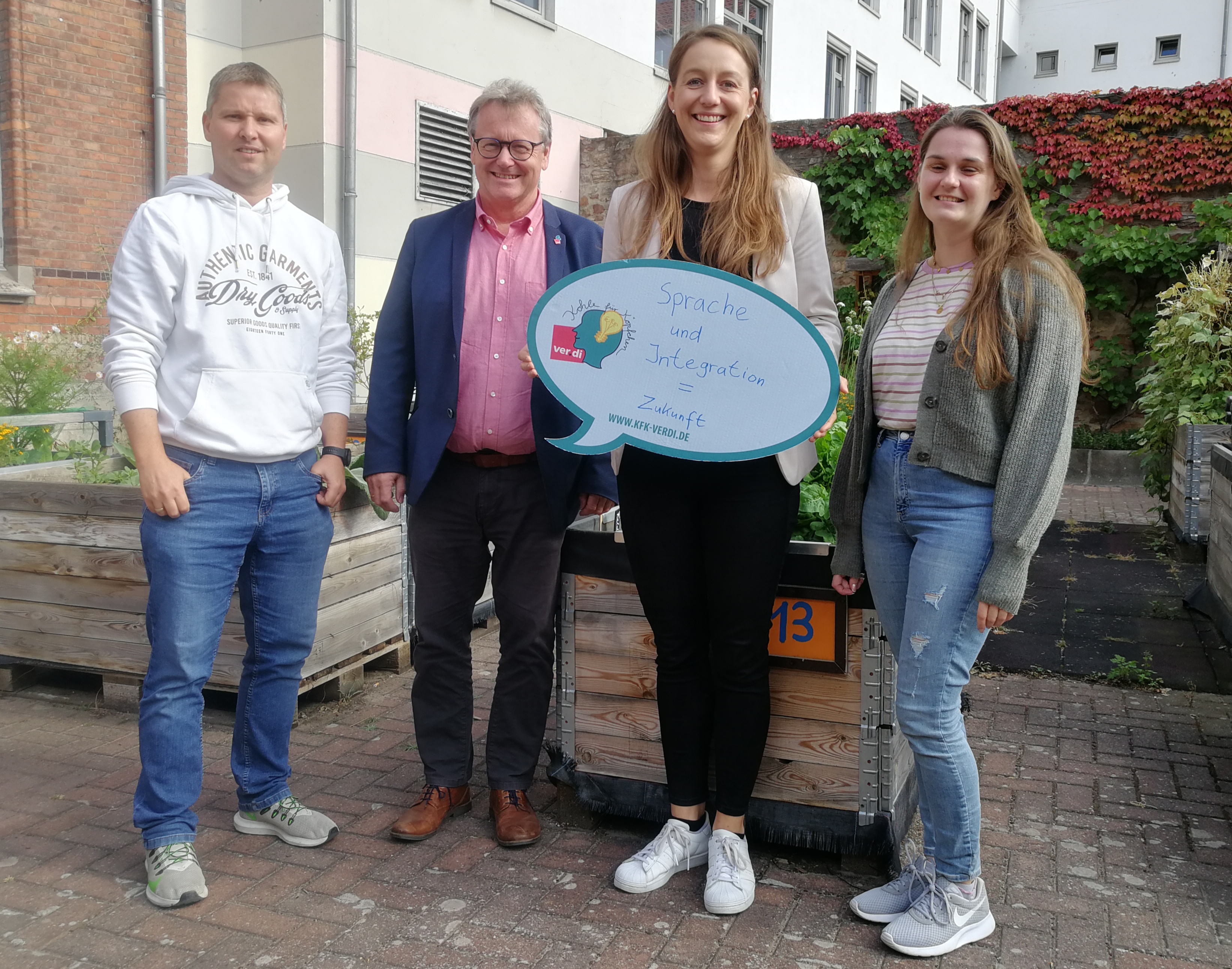 Sophie Ramdor (Kandidatin der CDU) aus Braunschweig gemeinsam mit Beschäftigten der VHS Braunschweig.