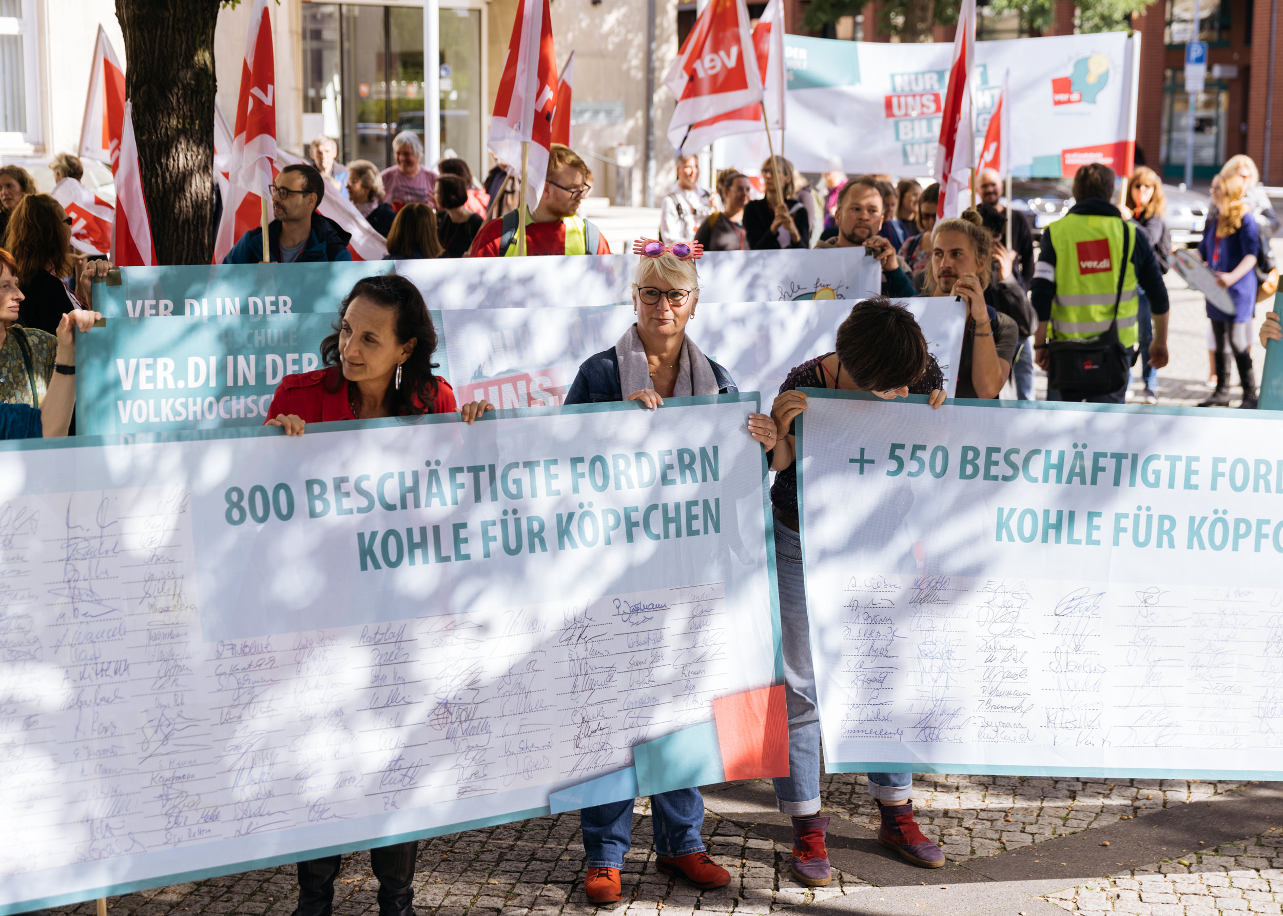 Rund 150 Beschäftigte aus der Erwachsenenbildung haben am Donnerstag, 22. September 2022 vor dem niedersächsischen Landtag in Hannover mit einer Kundgebung ein starkes Zeichen gesetzt. Die Teilnehmenden forderten von den Abgeordneten unter anderem die Aufstockung der Grundfinanzierung auf mindestens 100 Millionen Euro.