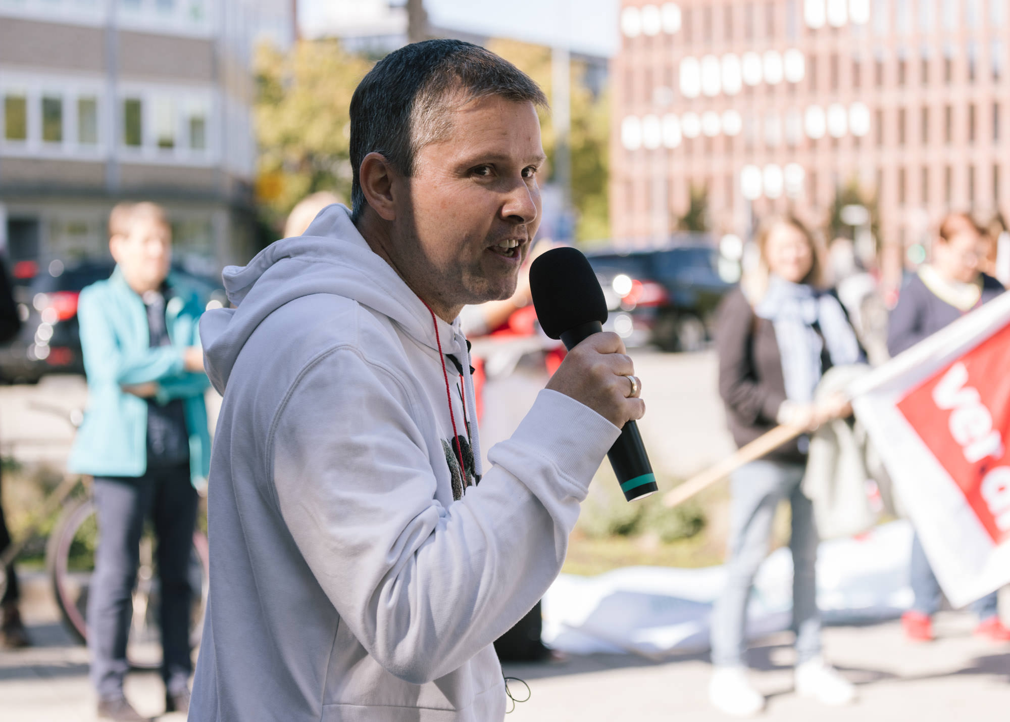 Beschäftigter Eike-Thorsten Rick hält eine Rede auf der Demo am 22.09.