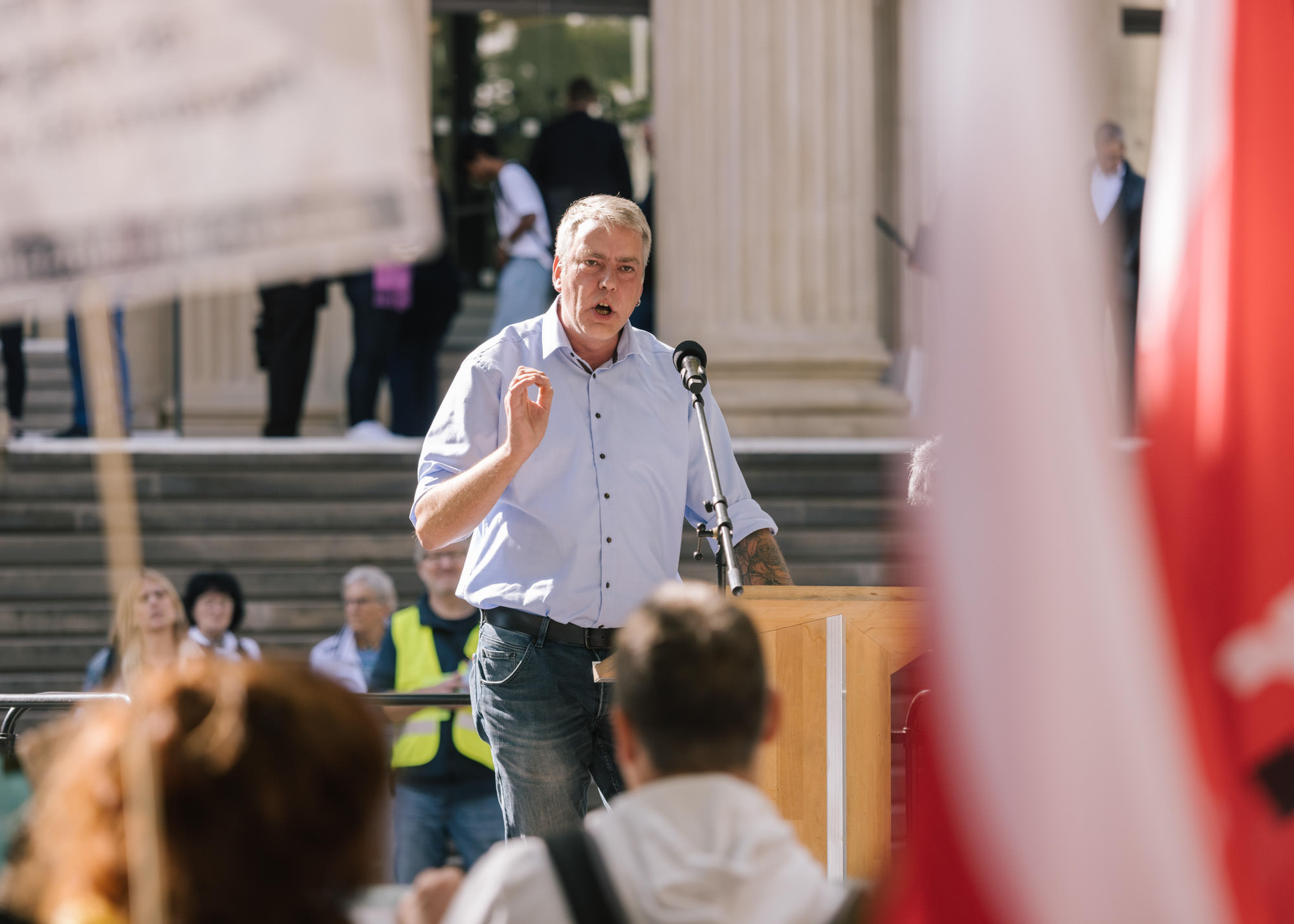 Lars Leopold (Linke) sichert seine Unterstützung für die Forderungen der Kampagne Kohle für Köpfchen auf der Demo zu.